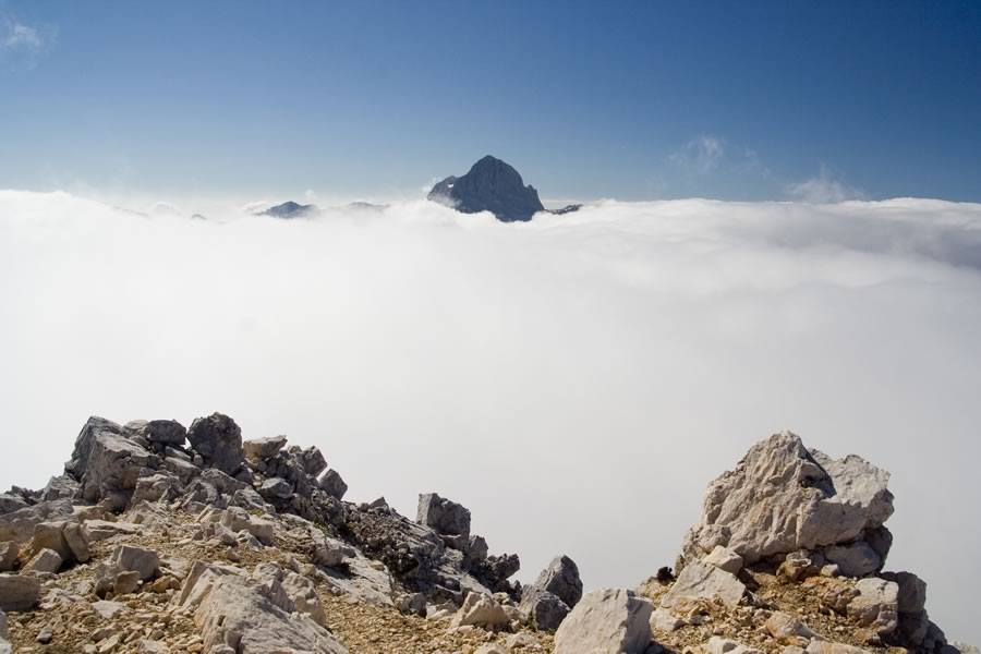 Le najvišji se še uspešno borijo z meglo