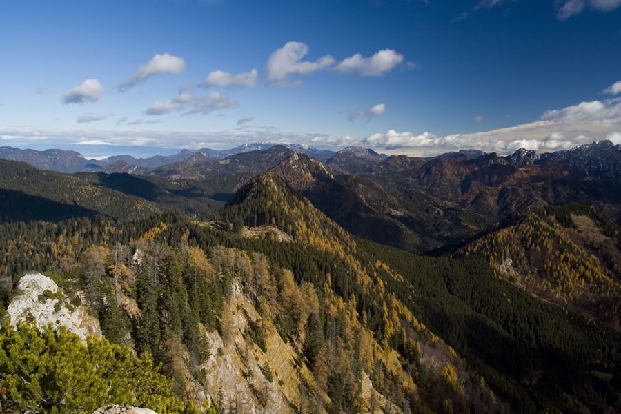 Širni razgled na vzhodne Karavanke, spredaj Ruš in Bukovec