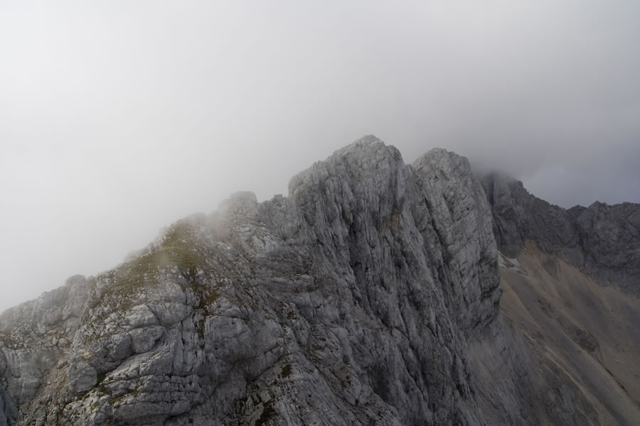 Zamegleni greben proti Dovškemu križu