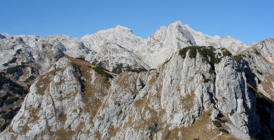 Adam in Eva, v ozadju Vrh Hribaric in Škednjovec