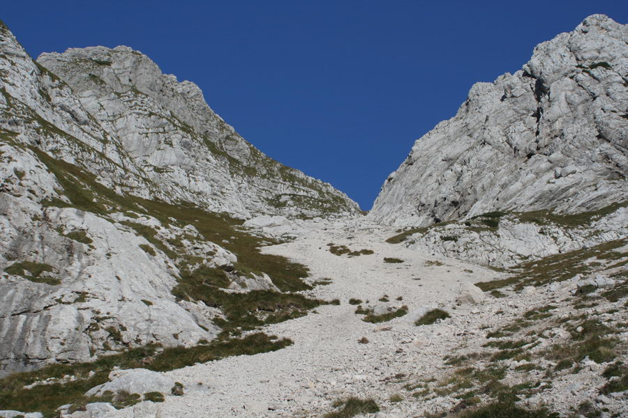 Zgornji del poti skozi Žmavčarje, grapa pod bivakom