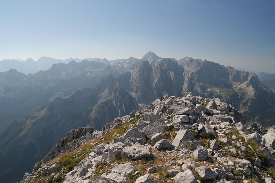 Nad dolino Ropojana, zadaj najvišja Maja Jezerces