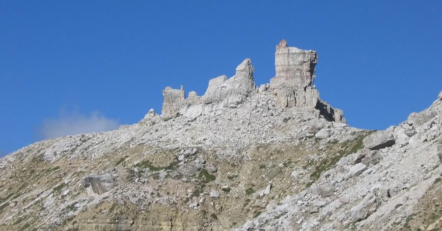 Skalni bloki na poti proti Piz Boe