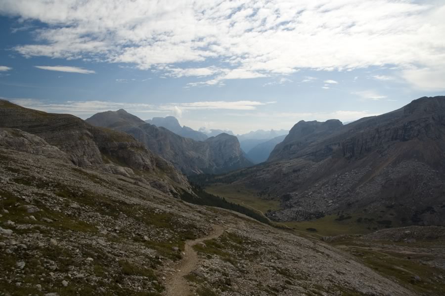 Po dolini proti Piz de Lavarela