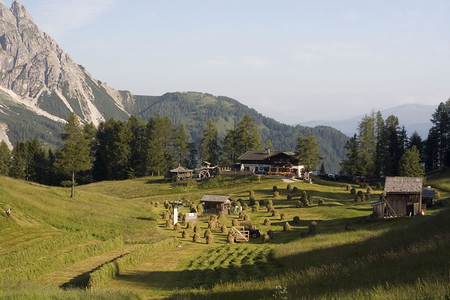 Rifugio Prati di  Croda Rossa (Rotwandwiesenh�tte)