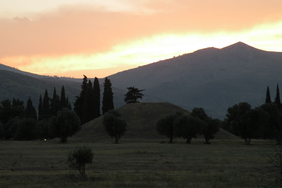 Maratonsko polje z grobnico