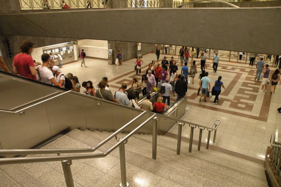 Metro. Ali sploh kdo hodi peš?