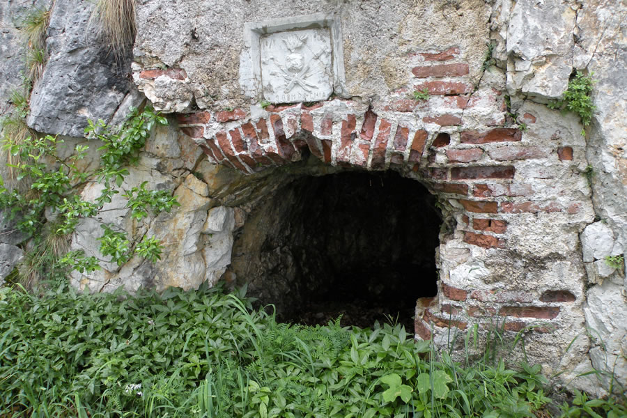 Kaverna z obeležjem