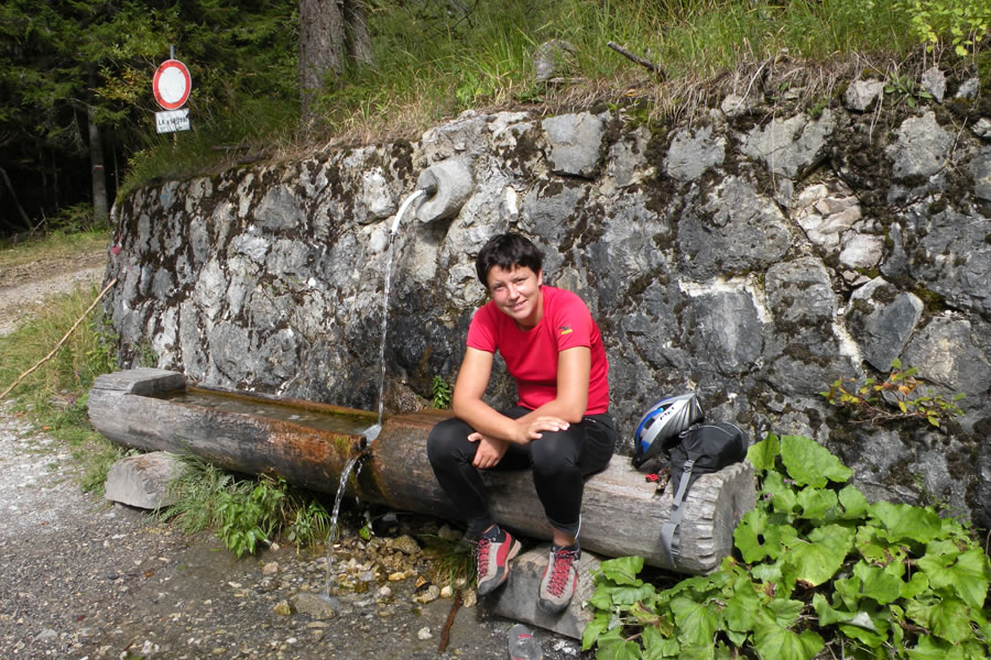 Pri studencu na koncu ceste z italijanske strani