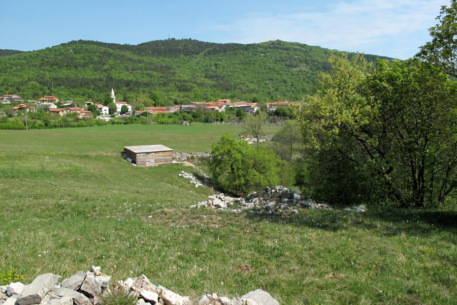 Vas Lipa, nad njo Trstelj