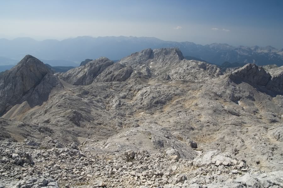 Mišeljski Konec, Vrh Hribaric, Debeli vrh in Vršaki