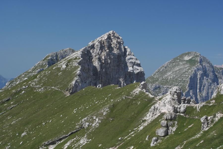Curtissons, zadaj Zabuš (M. Zabus) in Strma peč (Cimone)