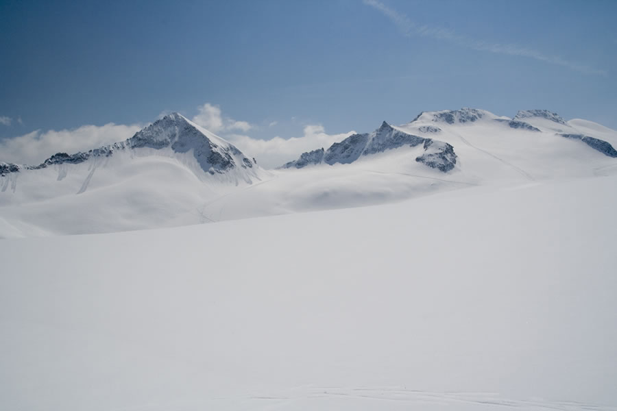 Po snežni plohi. Lobbia Alta in Cima Giovanni Paolo II z druge strani ledenika.