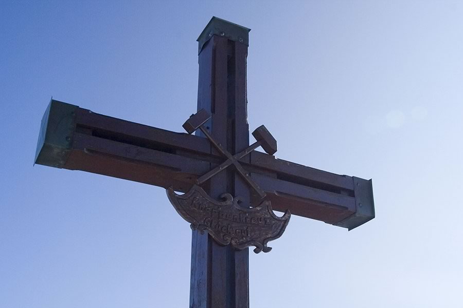 'Knappenkreuz' na vrhu v spomin na rudnik svinca v Dobraču