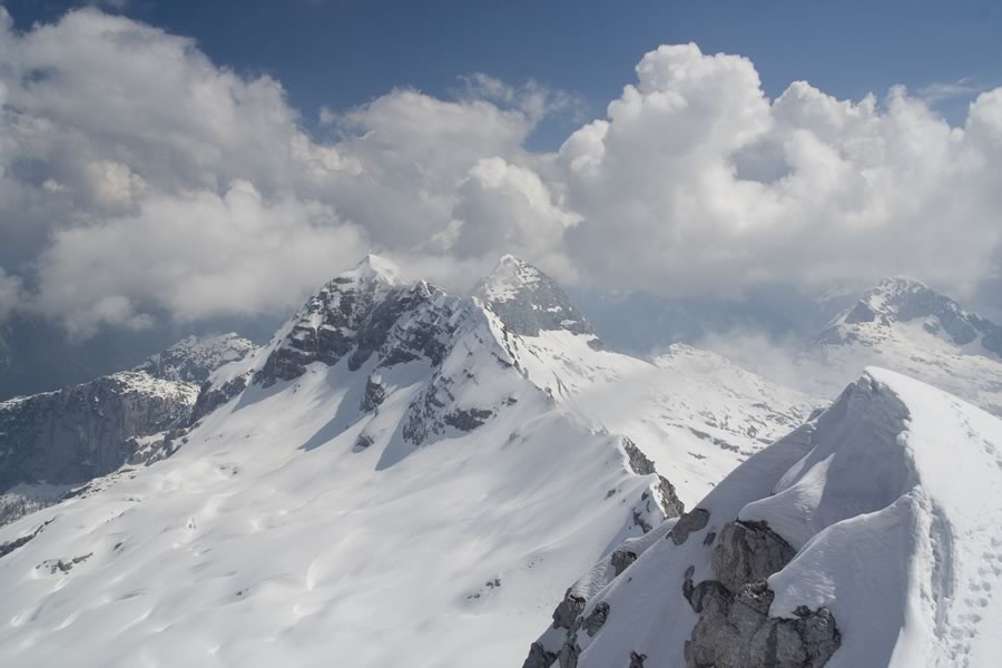 Hudi Vršič, Černelska špica, Rombon
