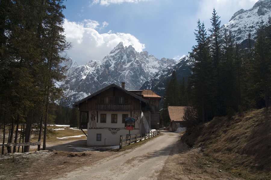 V dolini Val Fiscalina (Fischleintal), zadaj Cima Una (Einser)